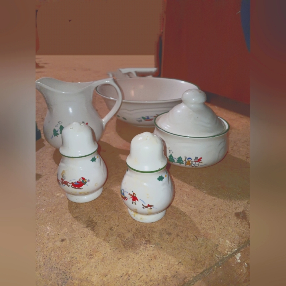 5 piece Christmas themed kitchen items